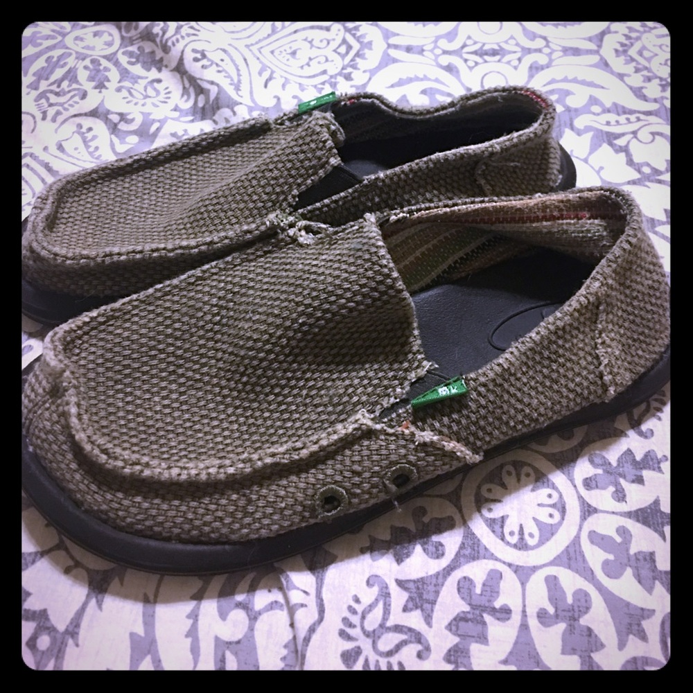 Boy's Sanuk's tan shoes