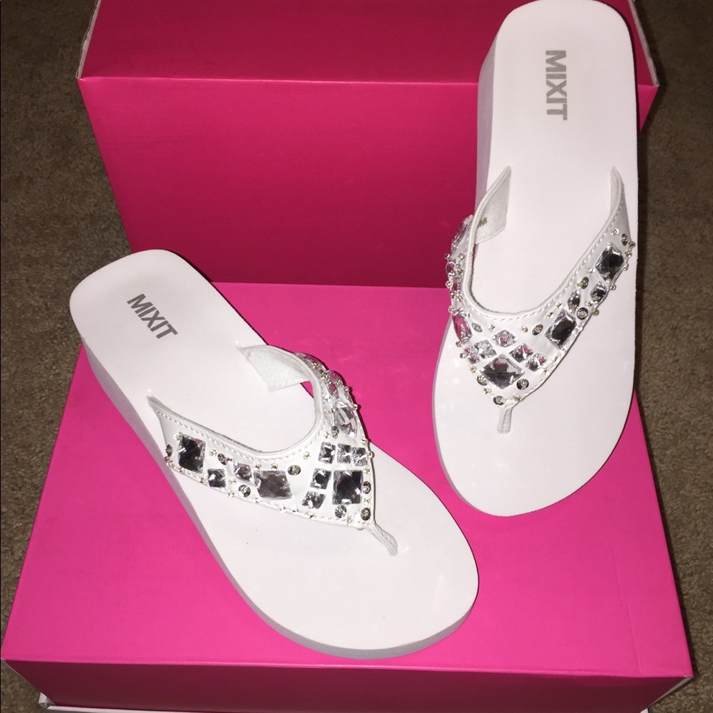 NEVER WORN sparkling white sandals 💍