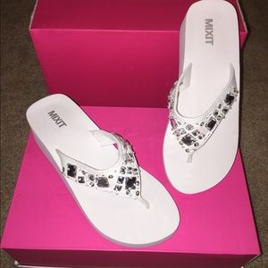 NEVER WORN sparkling white sandals 💍