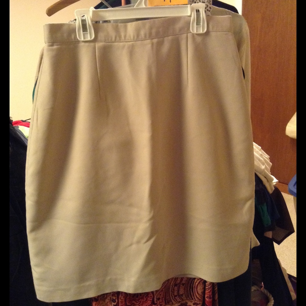 🔴Red Dot Special🔴🍦Cream skirt🍦