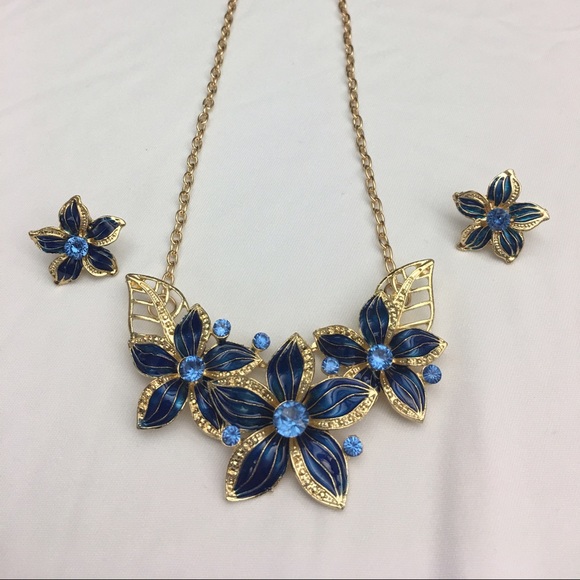 Jewelry - 💥💥💥🎉HP🎉Pretty blue and gold necklace set!