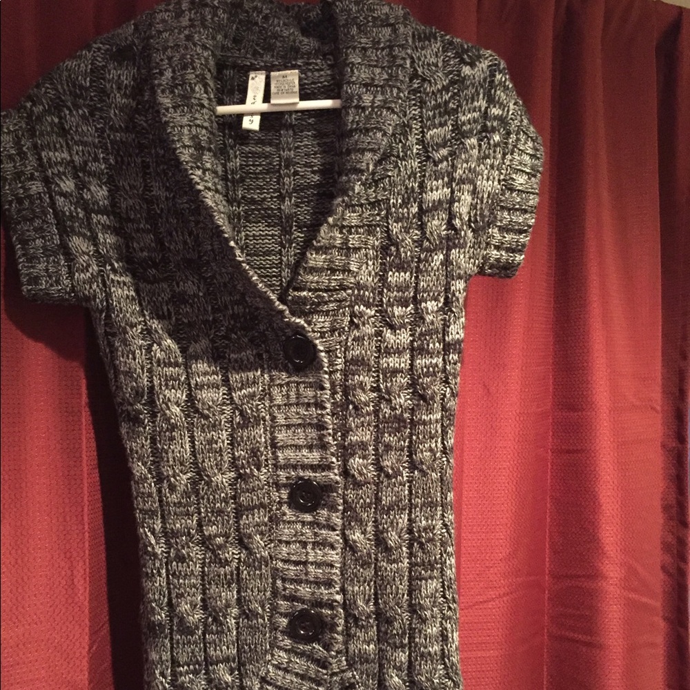 Sweater vest with 3 buttons