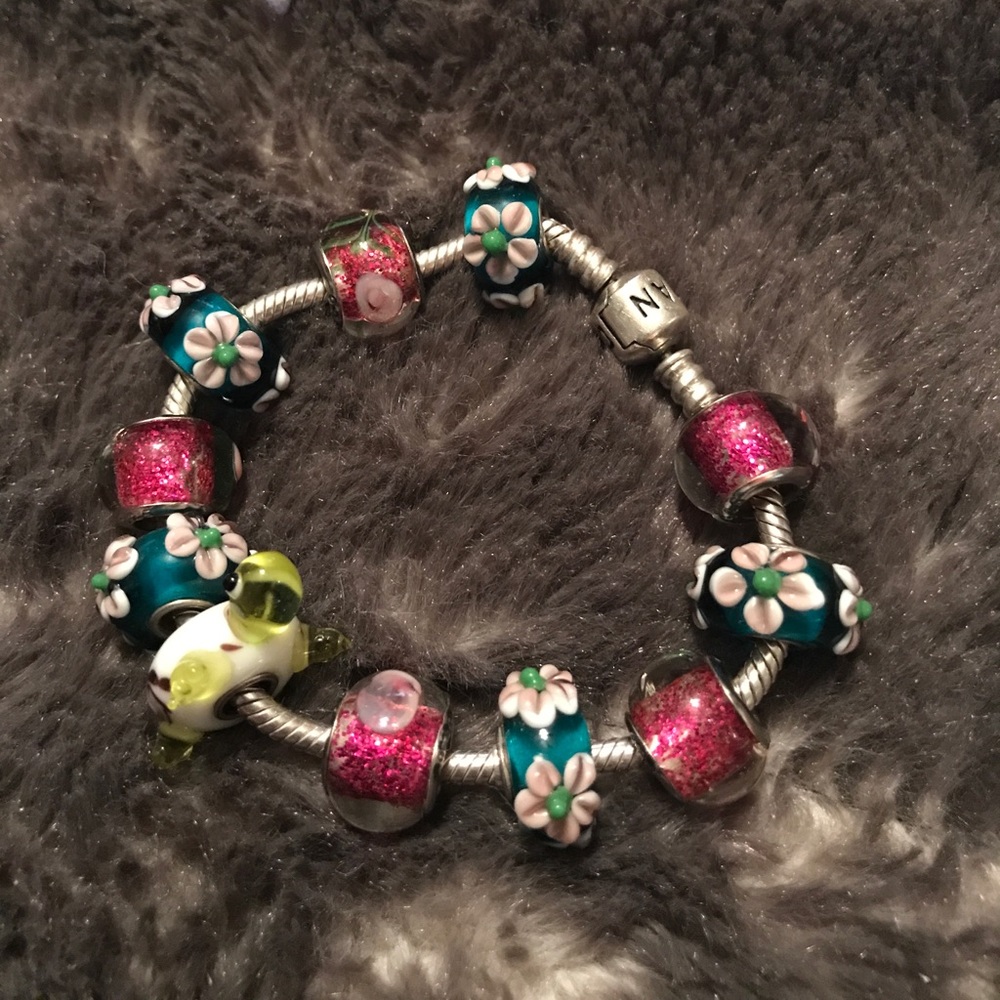 Beautiful pandora bracelet with charms! 🌺🌸🌺