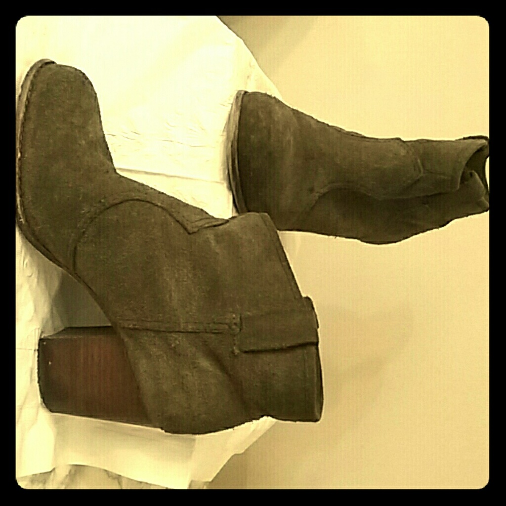Olive Splendid booties, size 6