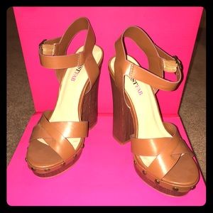 Tan block-heel platform sandals 🍭