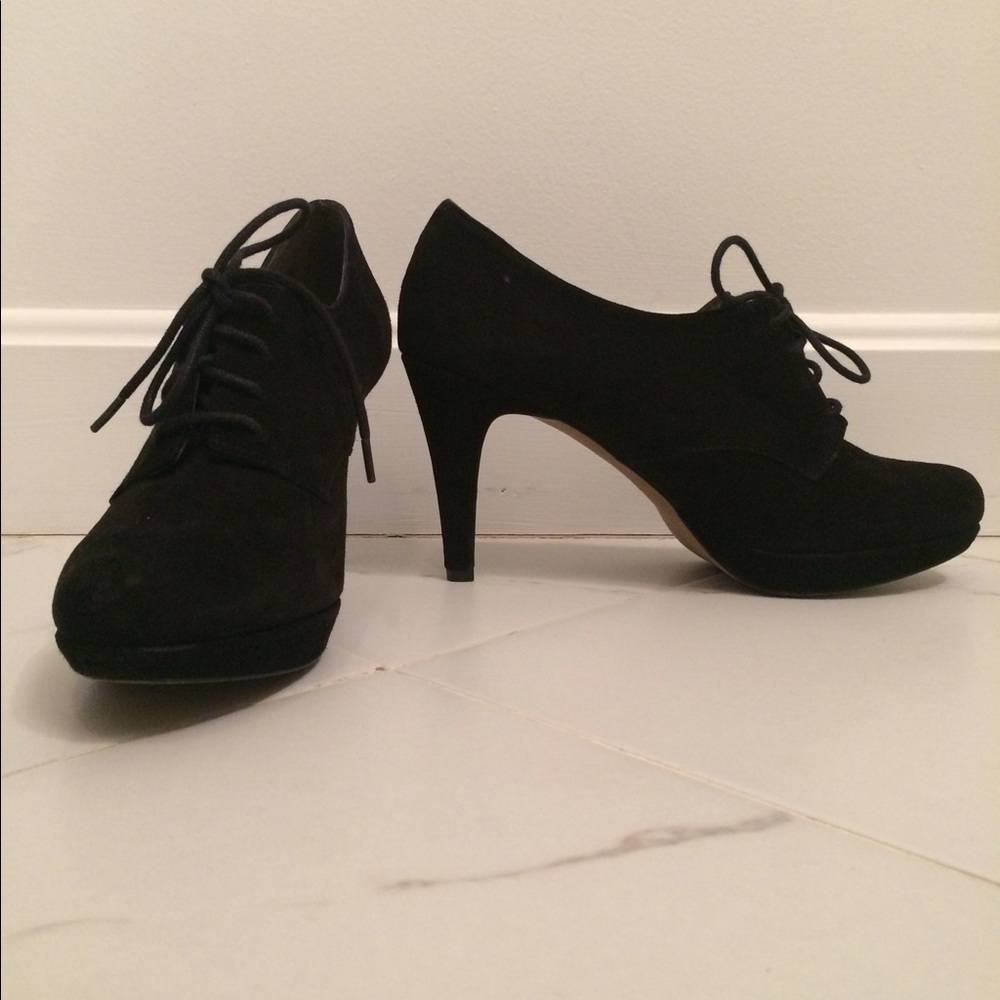 Suede tie shoe Adrienne Vittadini