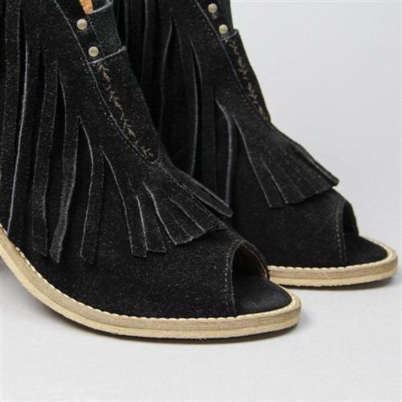 Black Distressed Fringe Boho Open Toe Booties - Picture 5 of 6