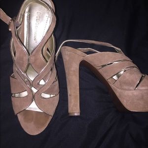 BCBG size 6 tan heels