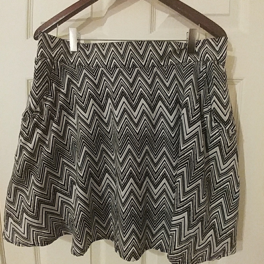 Grey/black patterned skirt with flirty pockets