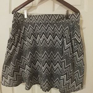 Grey/black patterned skirt with flirty pockets