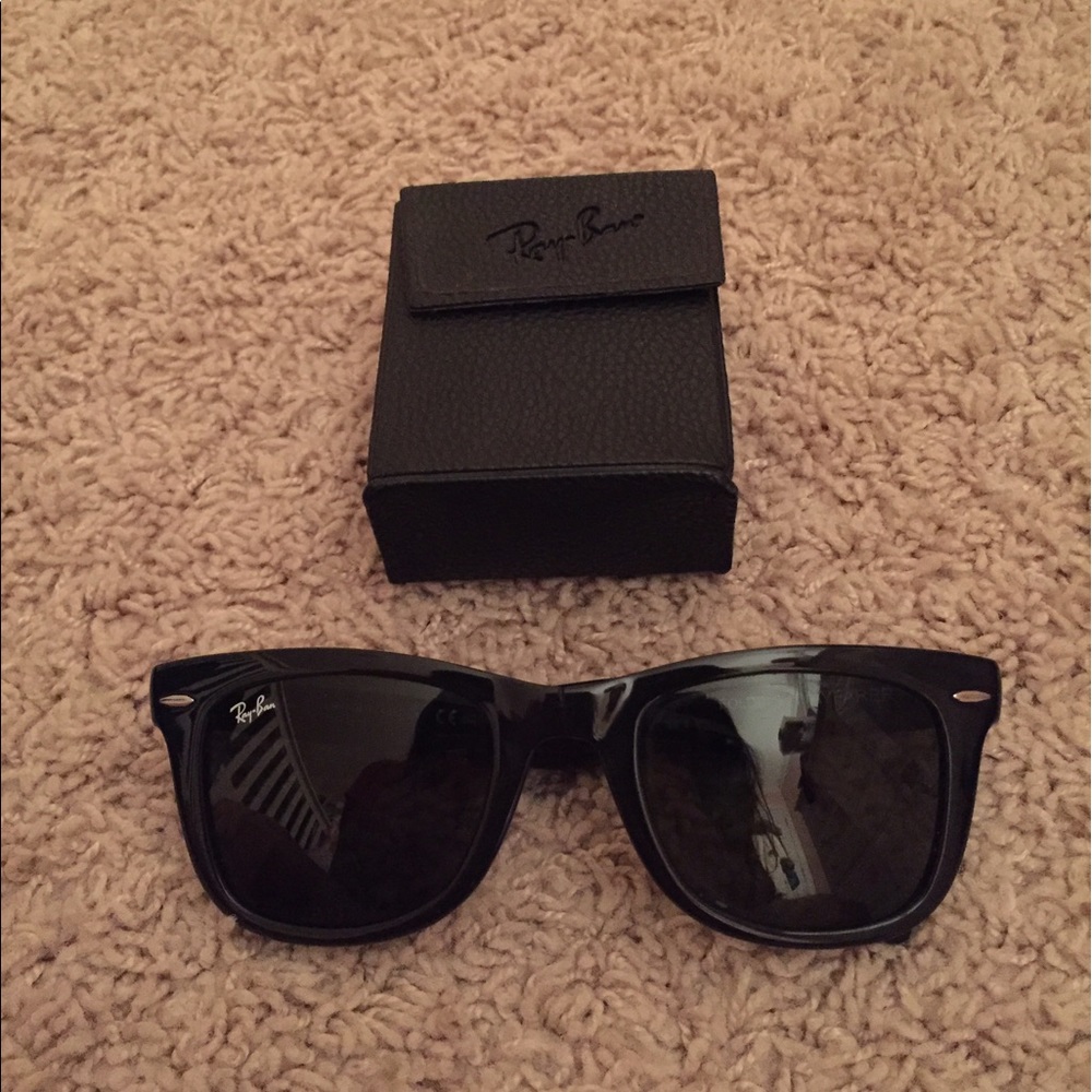 Ray-Ban Folding Wayfarer Sunglasses (Black w Case)