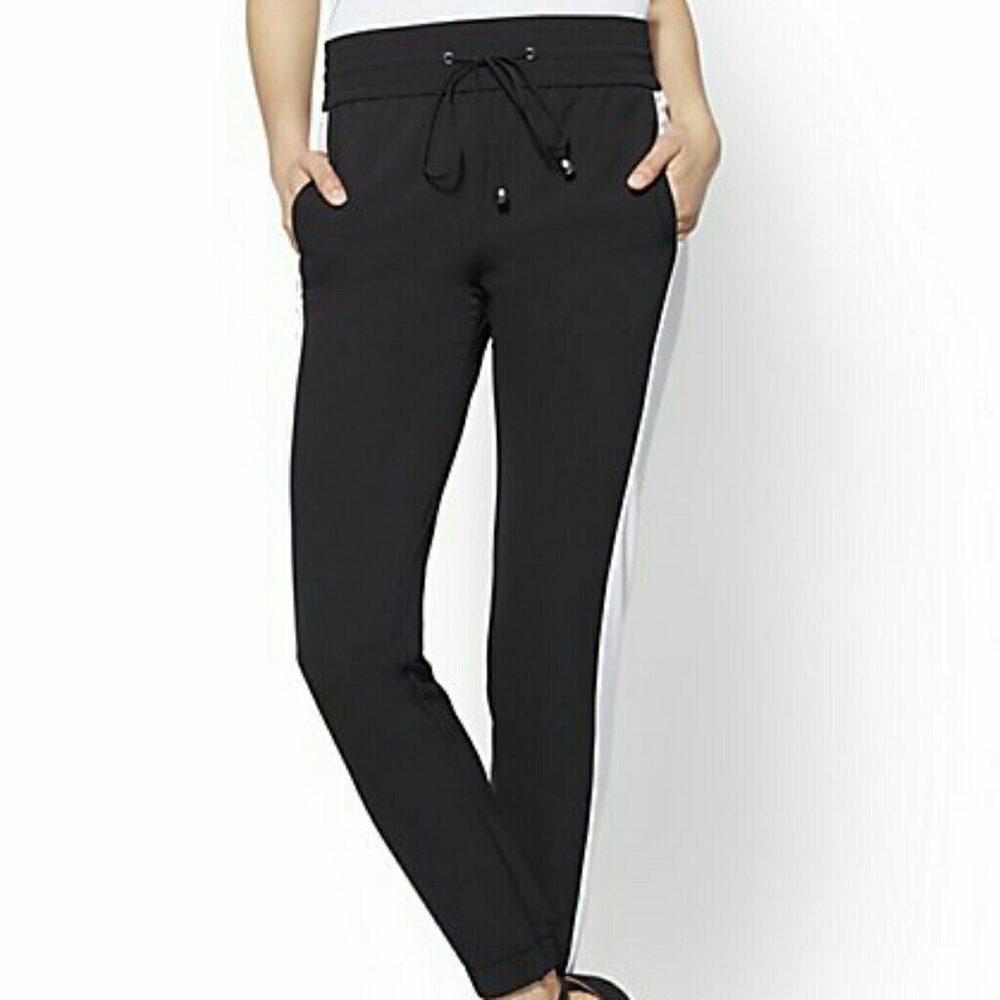 SOLD --Black slim leg joggers!