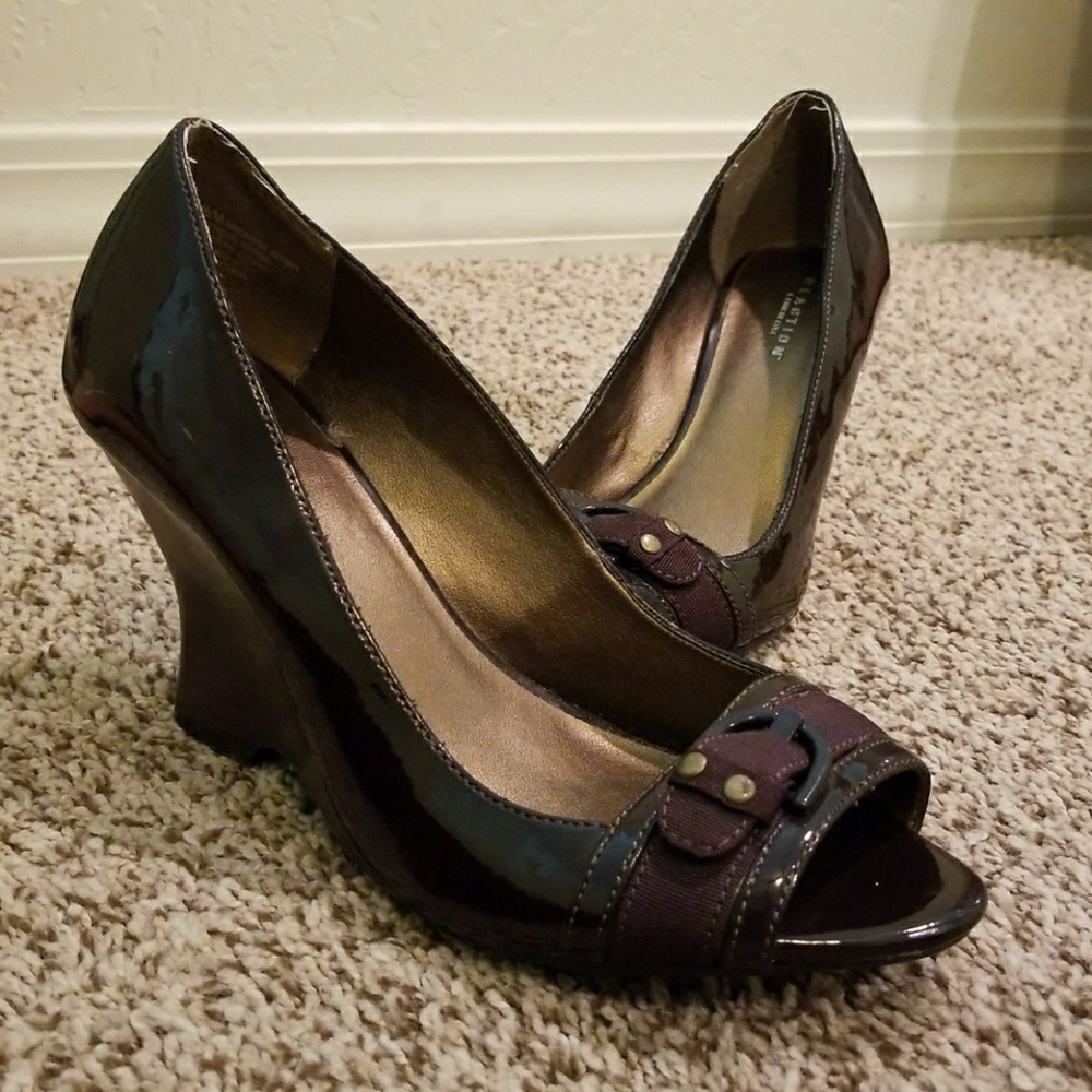 KENNETH COLE REACTION BROWN BUCKLE PEEP TOE WEDGE