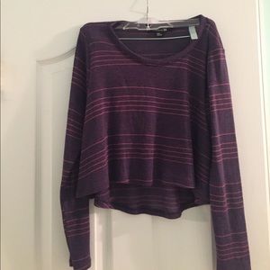 FOREVER 21 long sleeved top. Slight crop top
