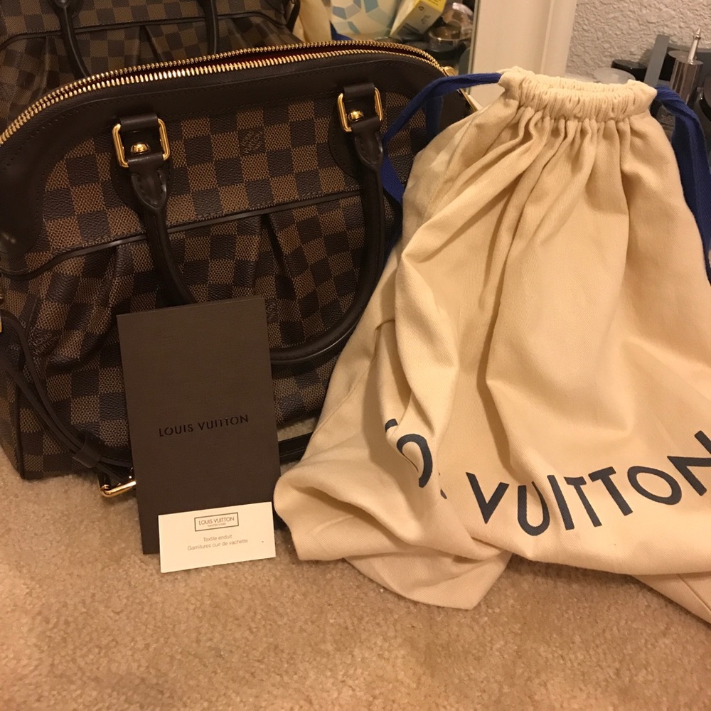 💥SOLD💥Authentic Louis Vuitton Trevi PM