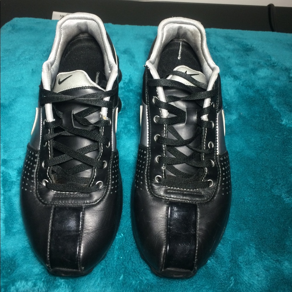 Black nike shox