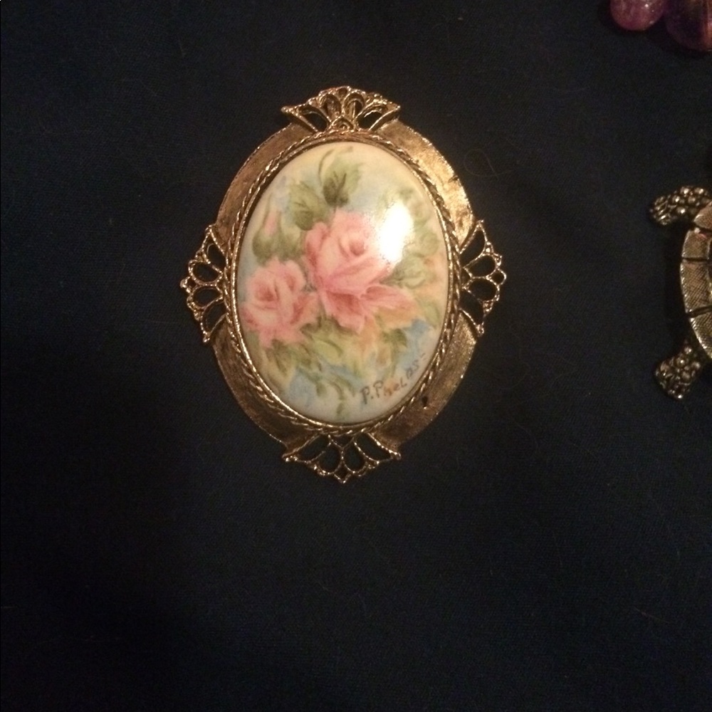 Lot of 4 brooches