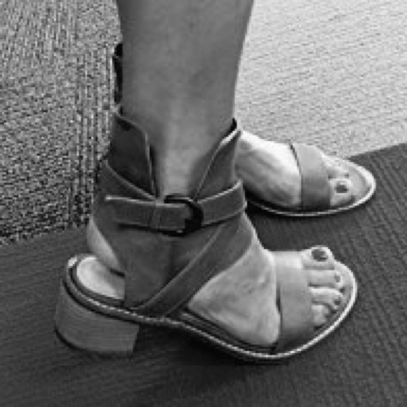 NIB Black Western Buckle Block Heel Sandal - Picture 3 of 8