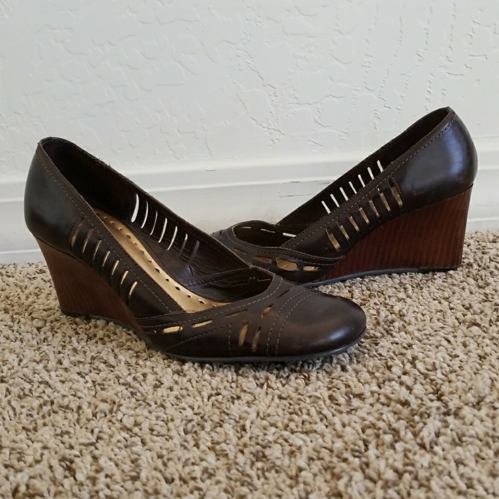 BCBG GIRLS ROUND TOE WEDGE HEELS