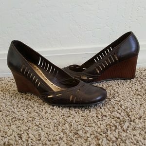 BCBG GIRLS ROUND TOE WEDGE HEELS