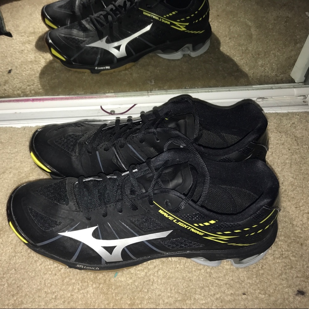 Mizuno wave lightening volleyball shoes!!