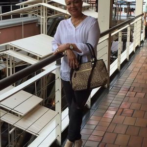 Meet your Posher, Elizabeth