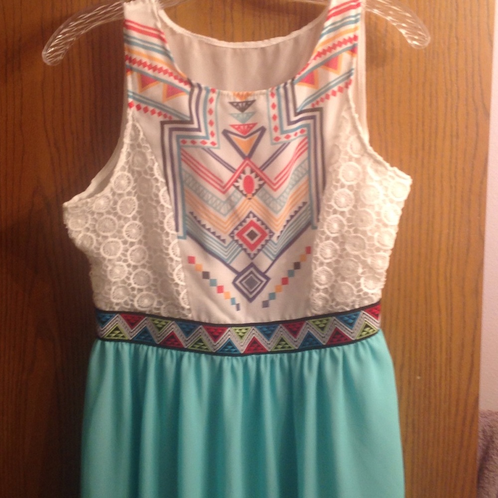 Gorgeous summer dress.