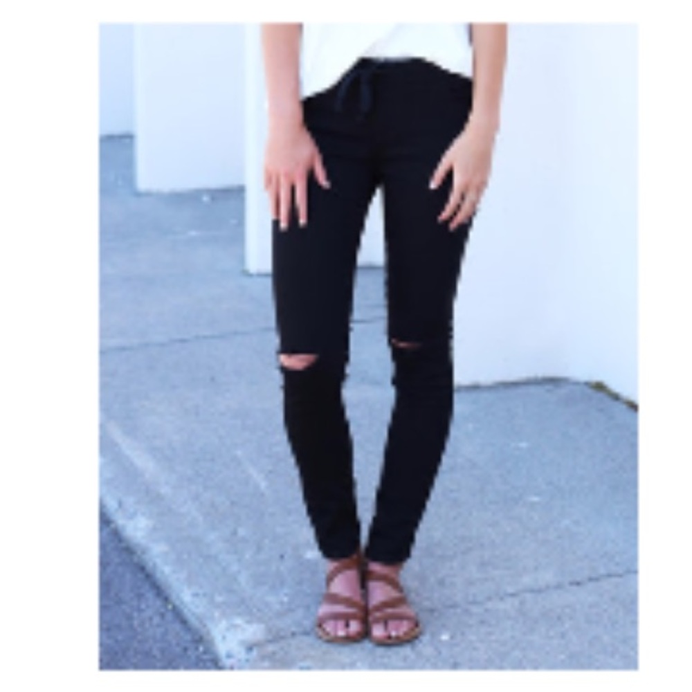 NWT skinny distressed jogger black
