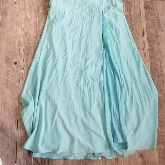 Gorgeous prom event gown - Picture 2 of 3