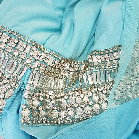 Gorgeous prom event gown - Picture 3 of 3