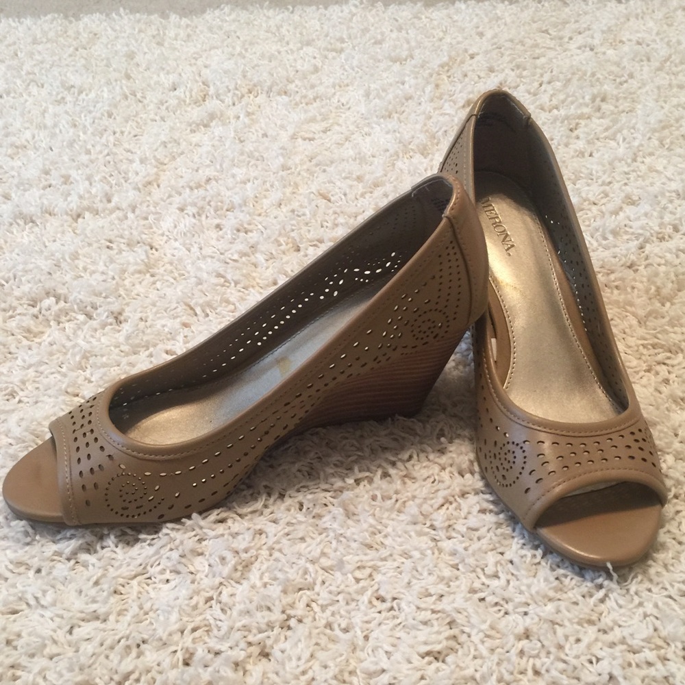 Tan/Nude leather-like slip on wedges