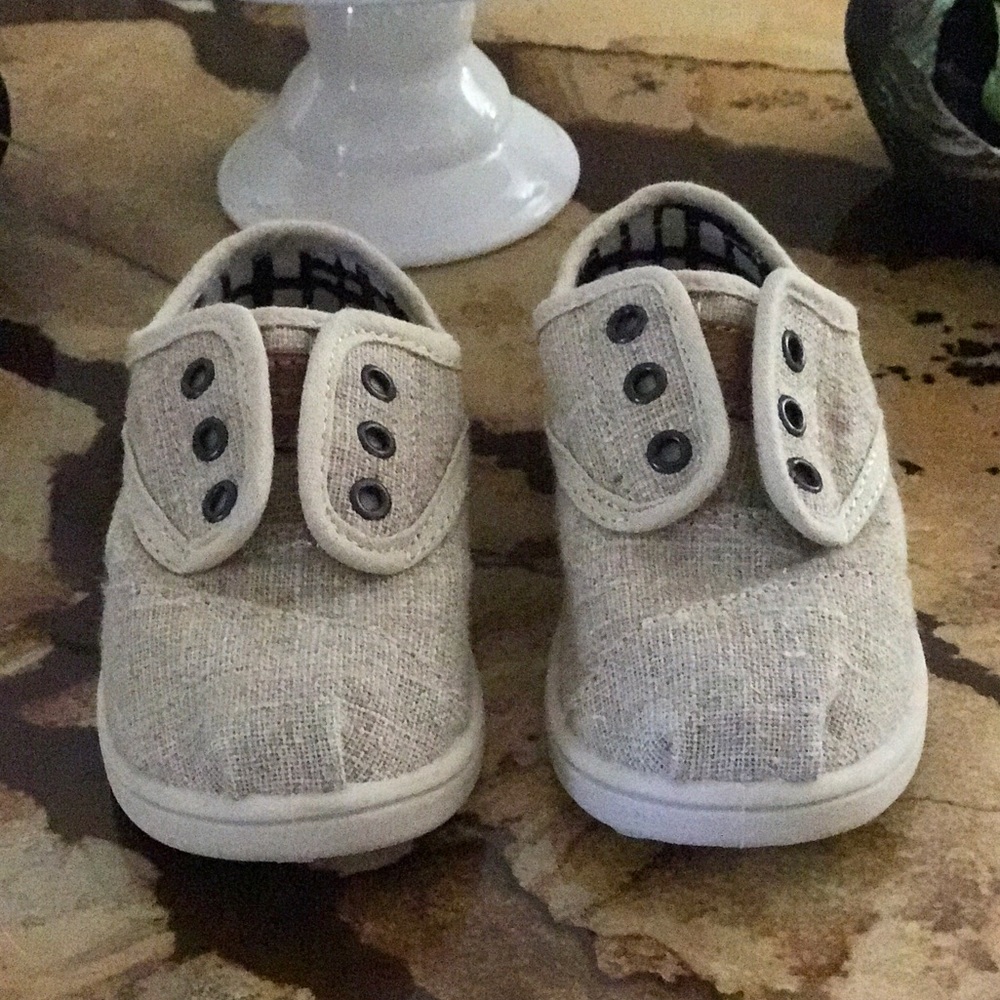 NWOT toddler toms sz 8