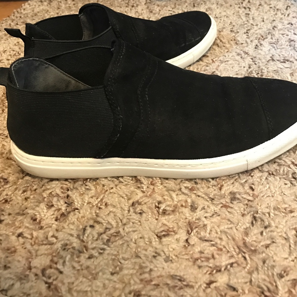Suede black sneakers!