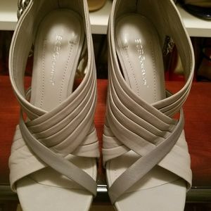 Beautiful never worn 4 inch gray sandals
