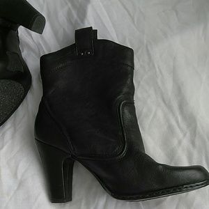 Born Crown black boots!!