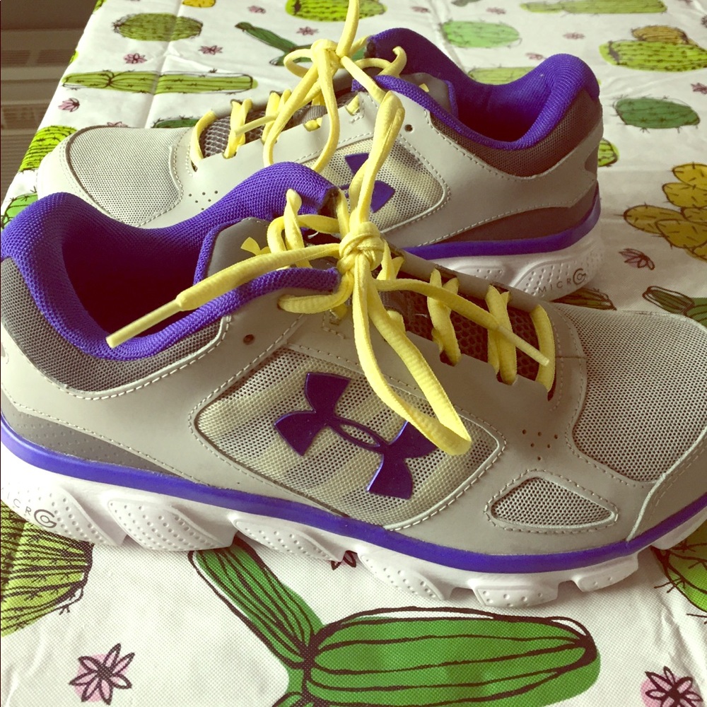 Under Armour Sneakers size 8.5. Like New!