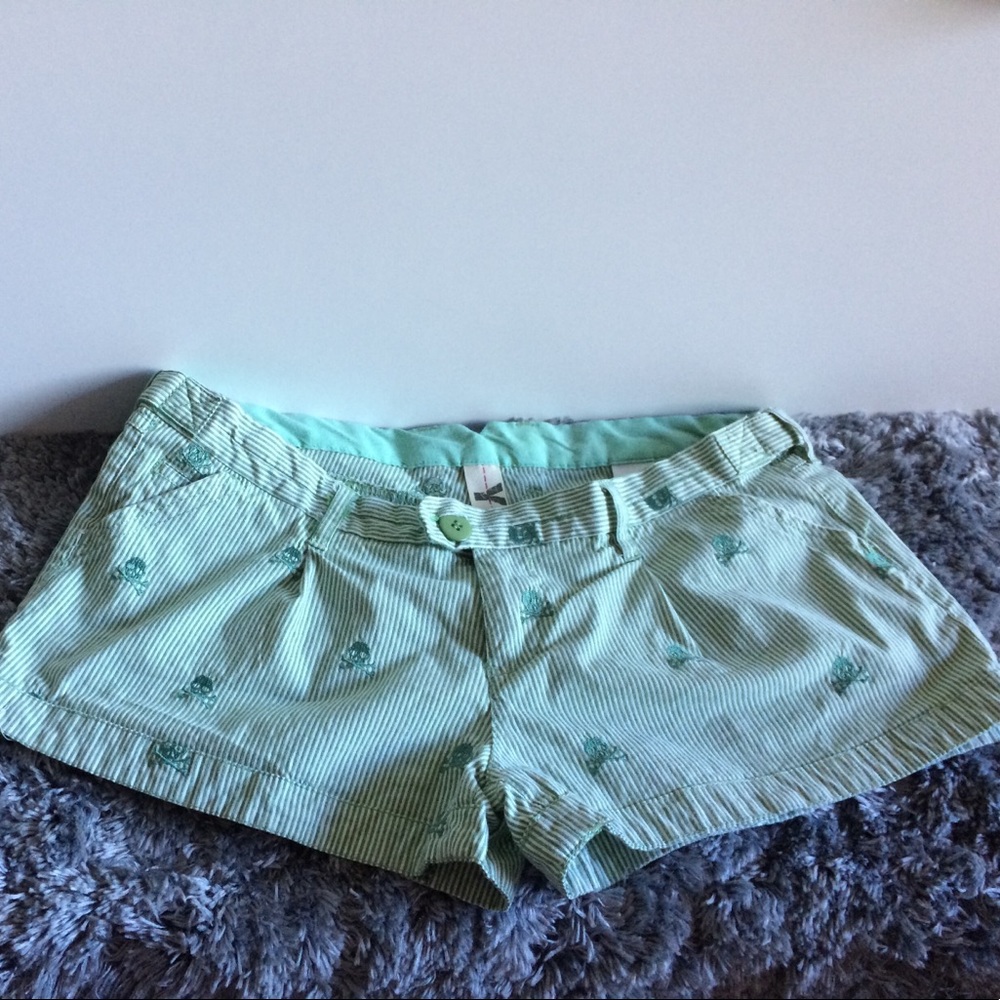 Skull & crossbones green/white pinstriped shorts