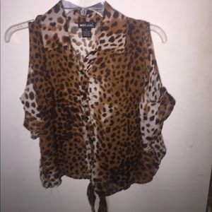 Cold shoulder leopard top