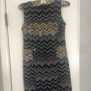 Adorable chevron-like print dress!