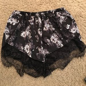 Flowy drawstring short. floral pattern