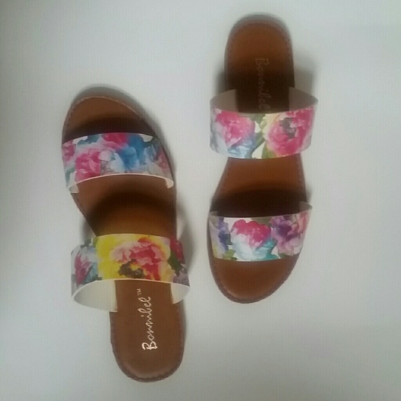 (PRICE FINAL ) Bonnibel Floral Slide Sandals - Picture 2 of 3