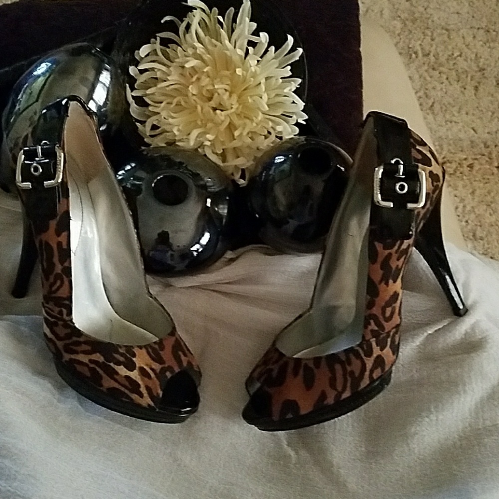 GUESS Black Patent Leather and Animal Print Pump