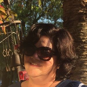 Meet your Posher, Idania