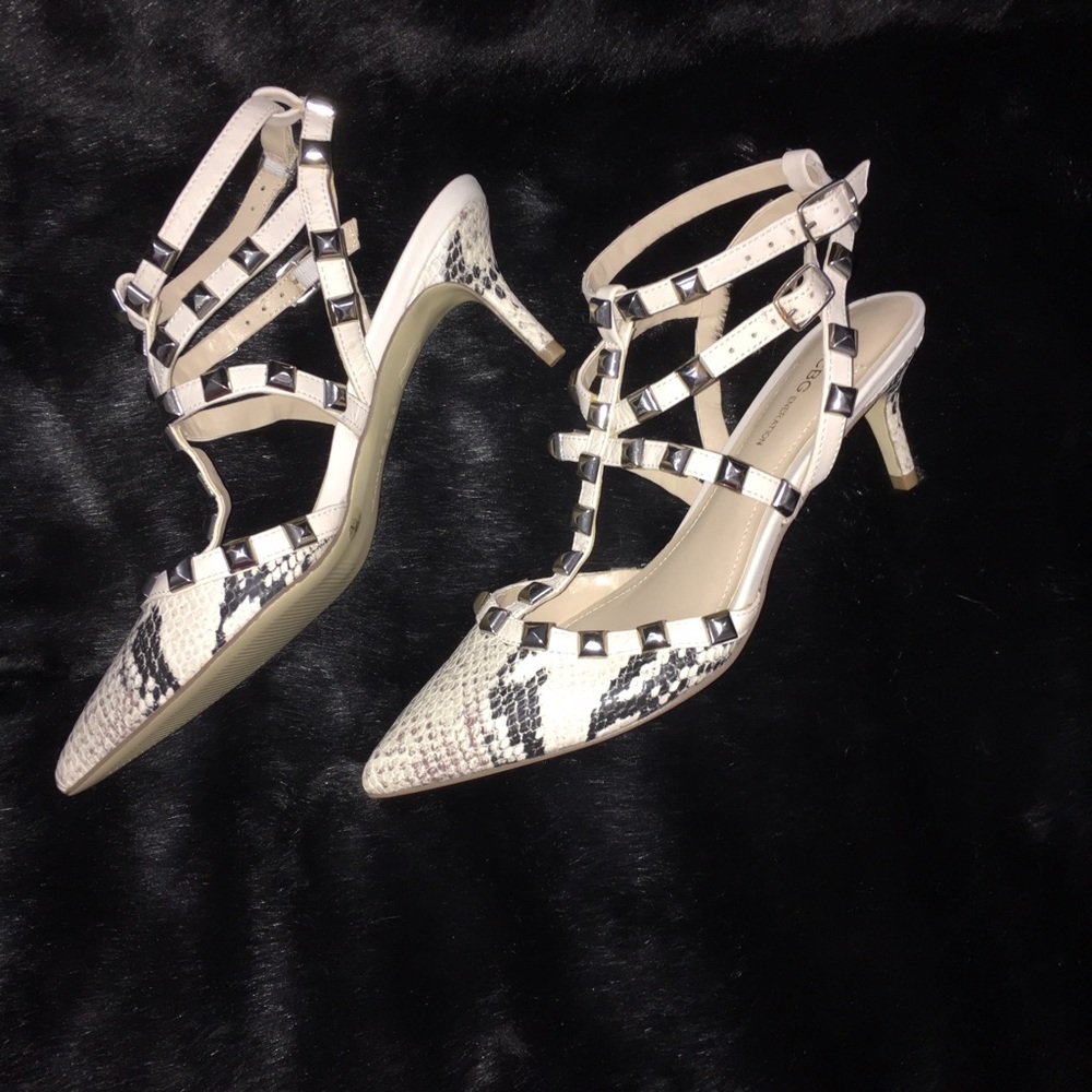 NWOT- BCBG kitten heels