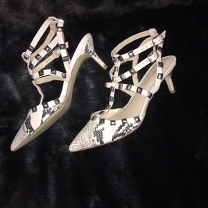 NWOT- BCBG kitten heels