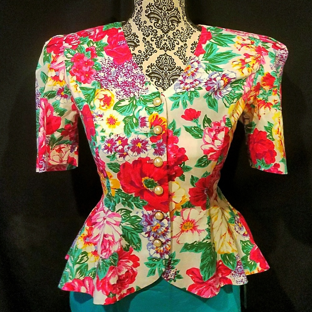 Beautiful vintage 80's 90's petite floral blouse