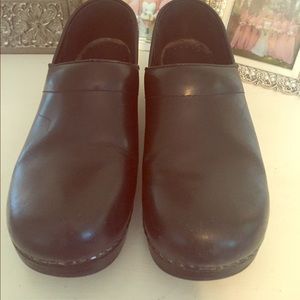 LIKE NEW DANSKO NURSING CLOGS!!!