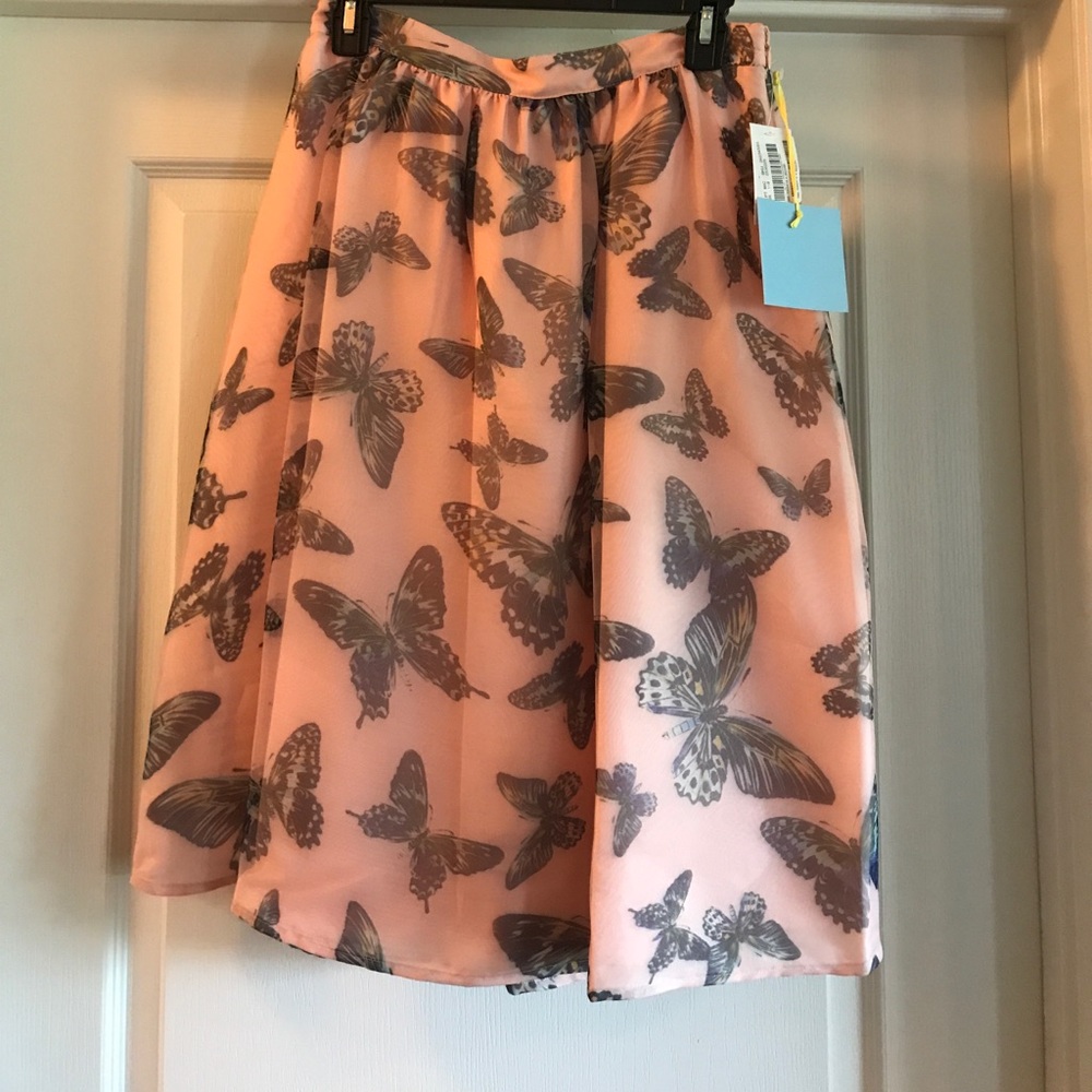 High waisted CeCe skirt perfect with crop top