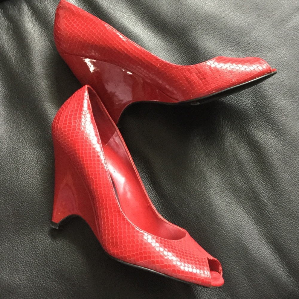 👠RED peep toe BCBGirl heels👠