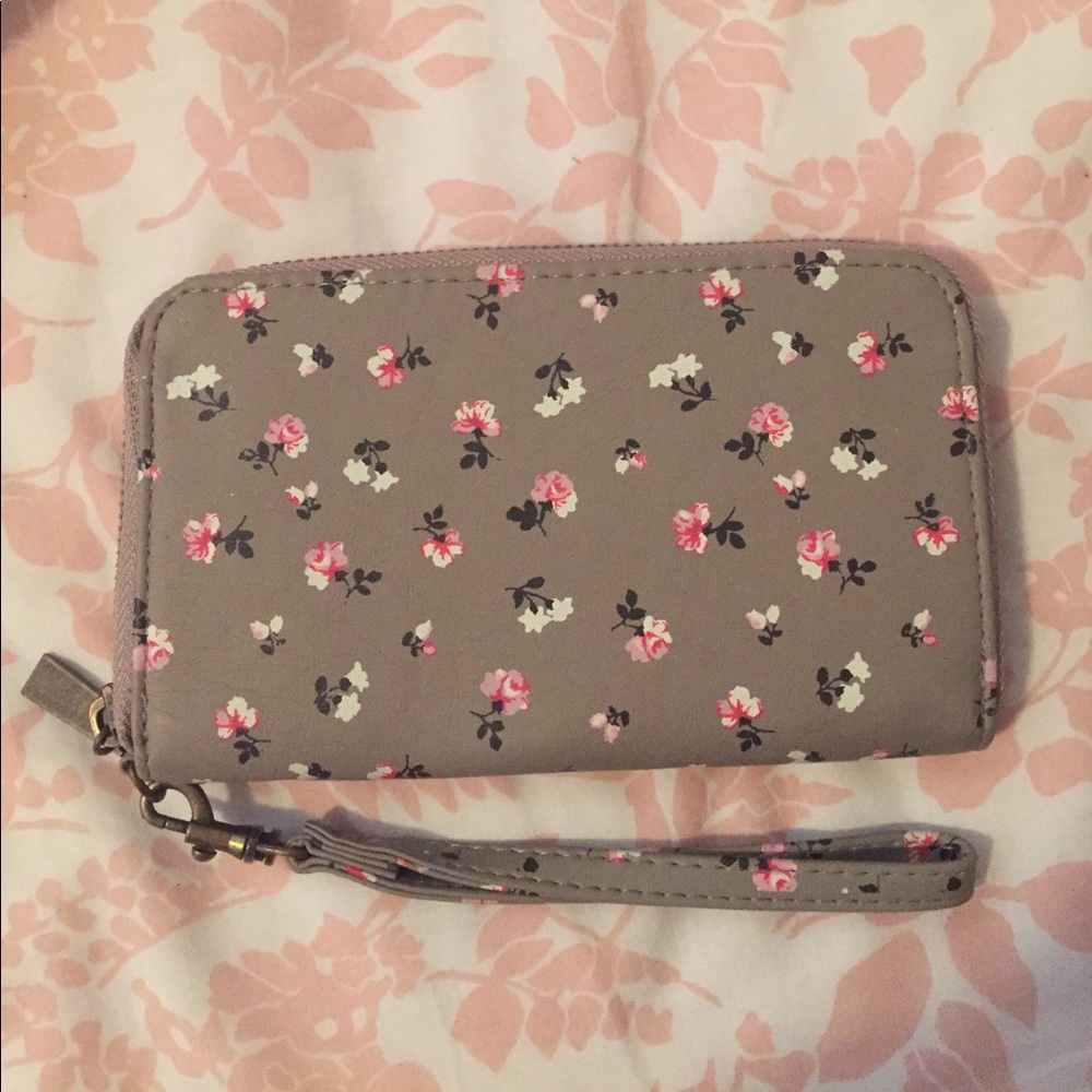 NWOT Grey Floral Print Wristlet 🌸